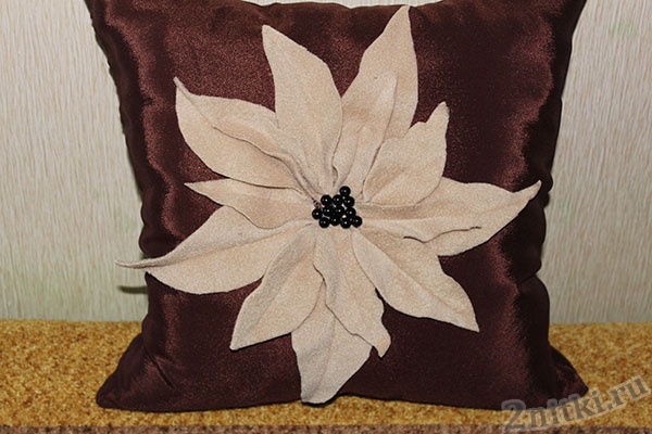 Подушка с цветком