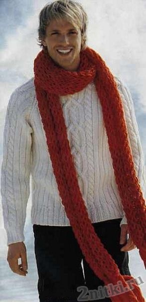 Белый пуловер и шарф
