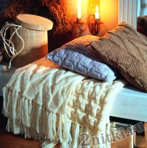 Плед и декоративные подушки с узорами