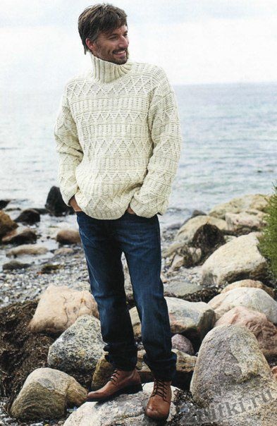 Стильный пуловер с рельефным узором