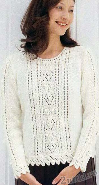 Белый пуловер с вертикальным узором