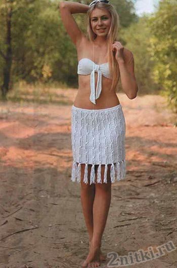 Белая юбка с бахромой