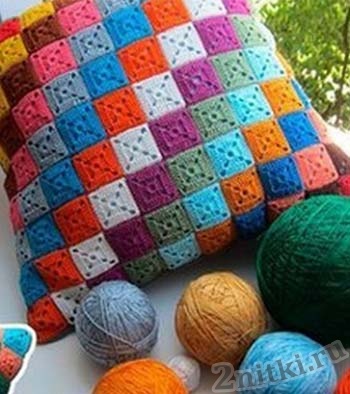 Подушка из разноцветных квадратов