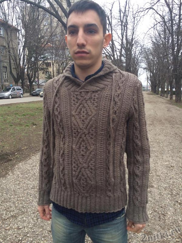 Коричневый пуловер с аранами